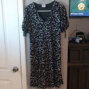 Siren Lily Black and White Floral Midi Dress Size Medium